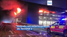 Incêndio em parque de estacionamento do aeroporto de Luton sob investigação