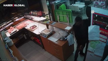 Börekçi iş yerine giren hırsızı, içi kurabiye dolu tepsi ile kovaladı