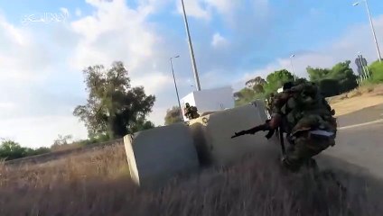 لحظة اقتحام حماس موقعا عسكريا إسرائيليا