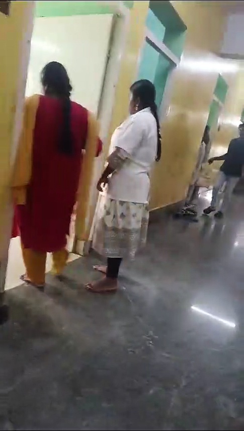 12 ஆண்டுகால பணி; தூய்மை பணியாளரை காலால் எட்டி உதைத்து வீட்டுக்கு அனுப்பிய மருத்துவர் 