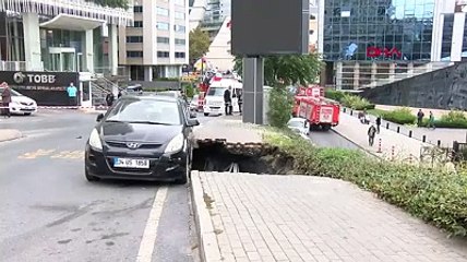 İstanbul'da çöken kaldırımın içine düşen kadının kurtarılma anları