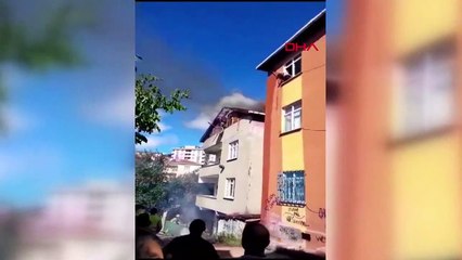 Un incendie s'est déclaré sur le toit d'un immeuble de 3 étages à Sultanbeyli