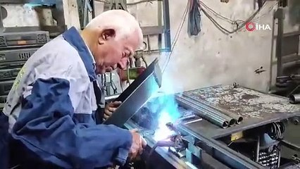 85 YAŞINDAKİ EMEKLİ ÖĞRETMEN ATÖLYEDE ÜRETTİĞİNİ TÜRKİYE’YE SATIYOR