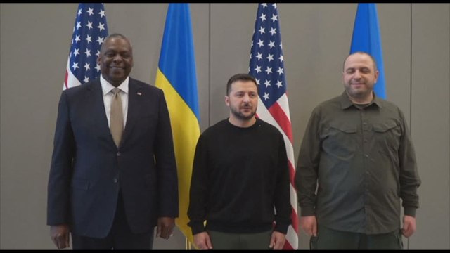 Zelensky accolto da applausi al quartier generale della Nato