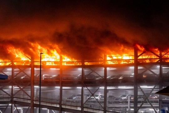 Londres : incendie à l'aéroport de Luton