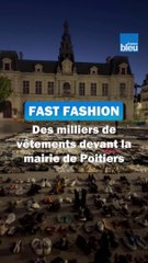 Surconsommation : la place de la mairie de Poitiers recouverte par des milliers de vêtements