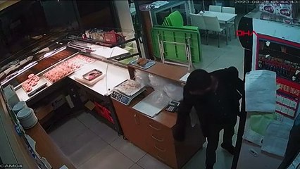 Börekçi Hırsızını Börek Tepsisiyle Vurdu