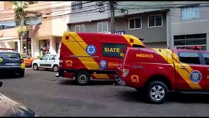 Homem tem fratura na perna após sofrer queda na Rua Juscelino Kubistchek