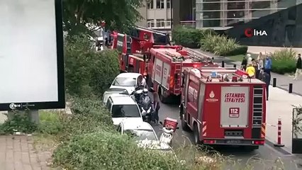 Événement incroyable à Istanbul ! La jeune femme est tombée dans le trou géant provoqué par l’effondrement du trottoir sur lequel elle marchait.