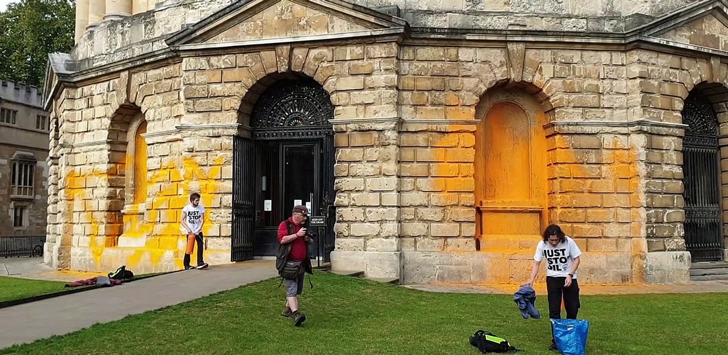 Just Stop Oil student activists paint Oxford Un...