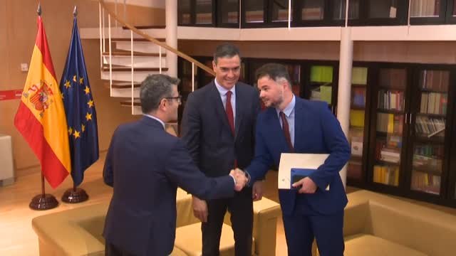 Sánchez llama por teléfono a Junqueras antes de reunirse con el grupo de ERC en el Congreso