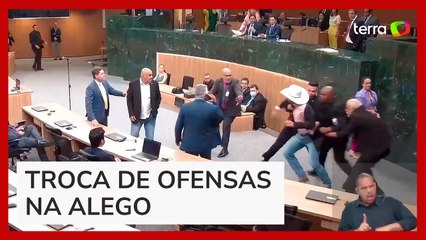 Download Video: Deputado bolsonarista parte para cima de petista e precisa ser contido por seguranças em Goiás