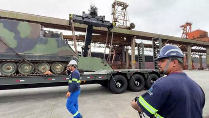 Porto de Paranaguá recebe blindados para o Exército Brasileiro