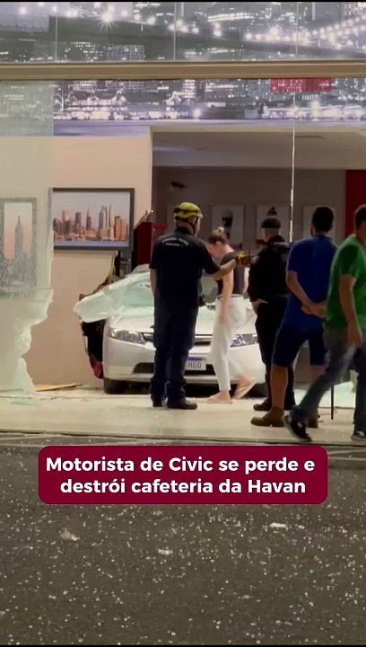 Adolescente engata marcha ré e invade cafeteria da Havan
