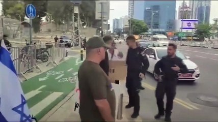 Des Israéliens protestant contre la tragédie humaine à Gaza ont été attaqués par la police israélienne à Tel Aviv