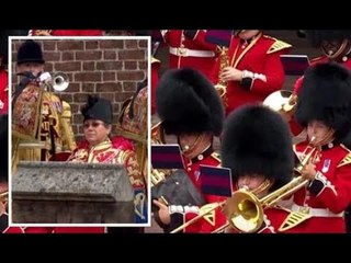 REGARDEZ la foule éclater en acclamations alors que les trompettistes du palais St James interprèten