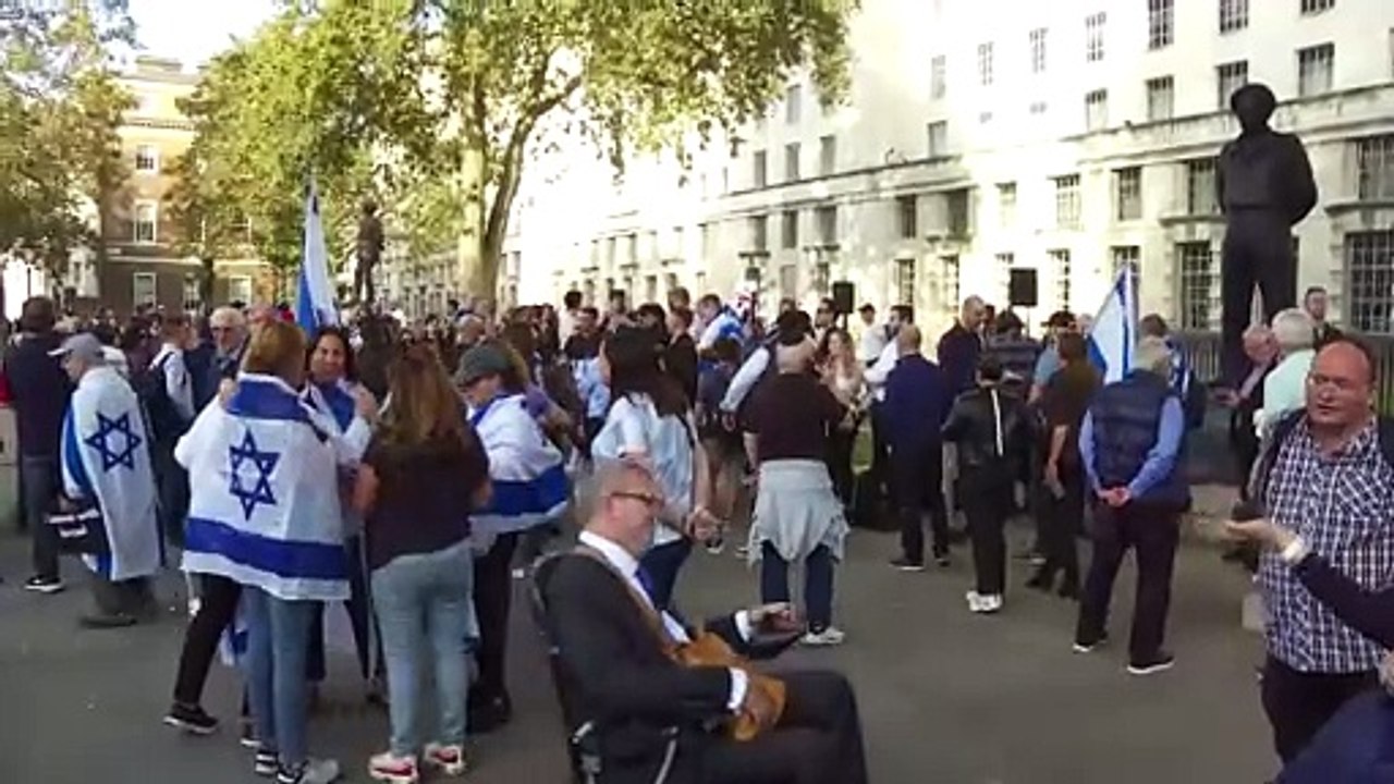 Jewish community hold solidarity vigil for Israeli victims