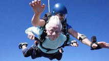 Abuelita logró cumplir su sueño de saltar en paracaídas antes de morir