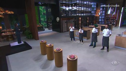 Yuri distribui miúdos e leva alfinetada de colega