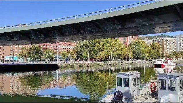 Movilización en un barco contra la precariedad de la Universidad del País Vasco