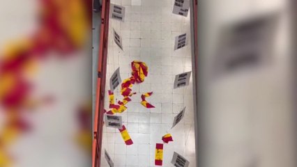 Cuelgan una bandera de España por el 12 de octubre en la Complutense y horas después aparece rota