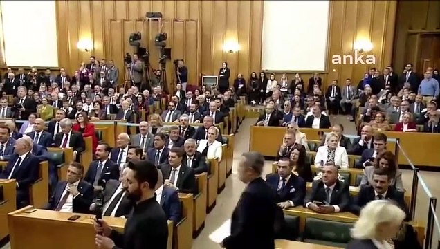 À quel parti Hakan Peker a-t-il adhéré ? Dans quelle circonscription Hakan Peker est-il devenu candidat à la mairie ?