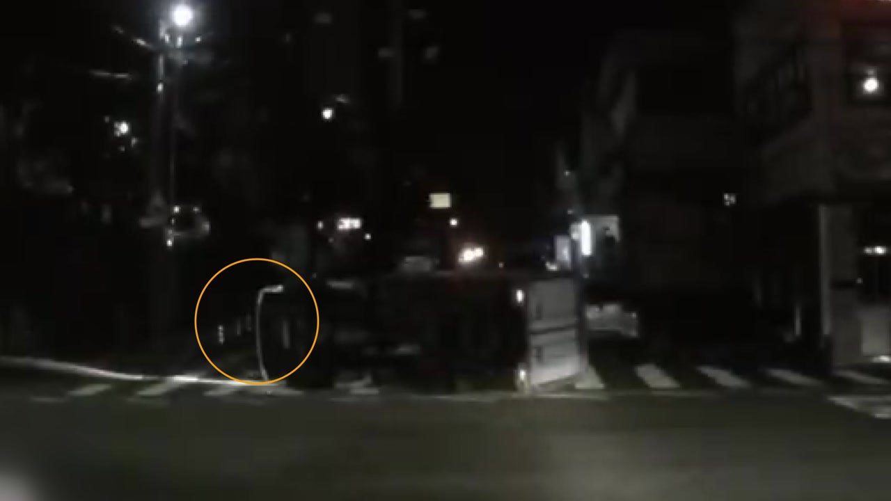중학생 킥보드 피하려다 넘어진 화물차 운전자 골절상 / YTN