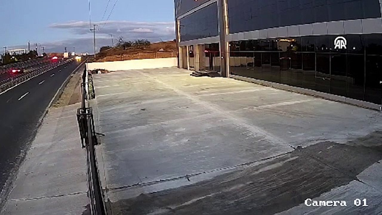 Minibüsle çarpışan hafif ticari araç sürücüsü öldü