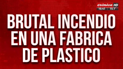 Brutal incendio en una fábrica de plástico: al menos 10 dotaciones trabajan en el lugar