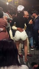 Abuelito causa furor al bailar con una joven: "Aún tiene flow"