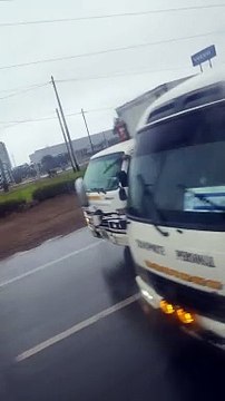 Hombre limpia manualmente su carro con parabrisas