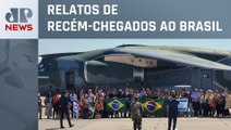 Brasileiros se ajoelham na pista do Galeão ao chegar de Israel
