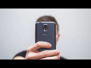 Des jeunes forcent la porte d'un commissariat... et font des selfies