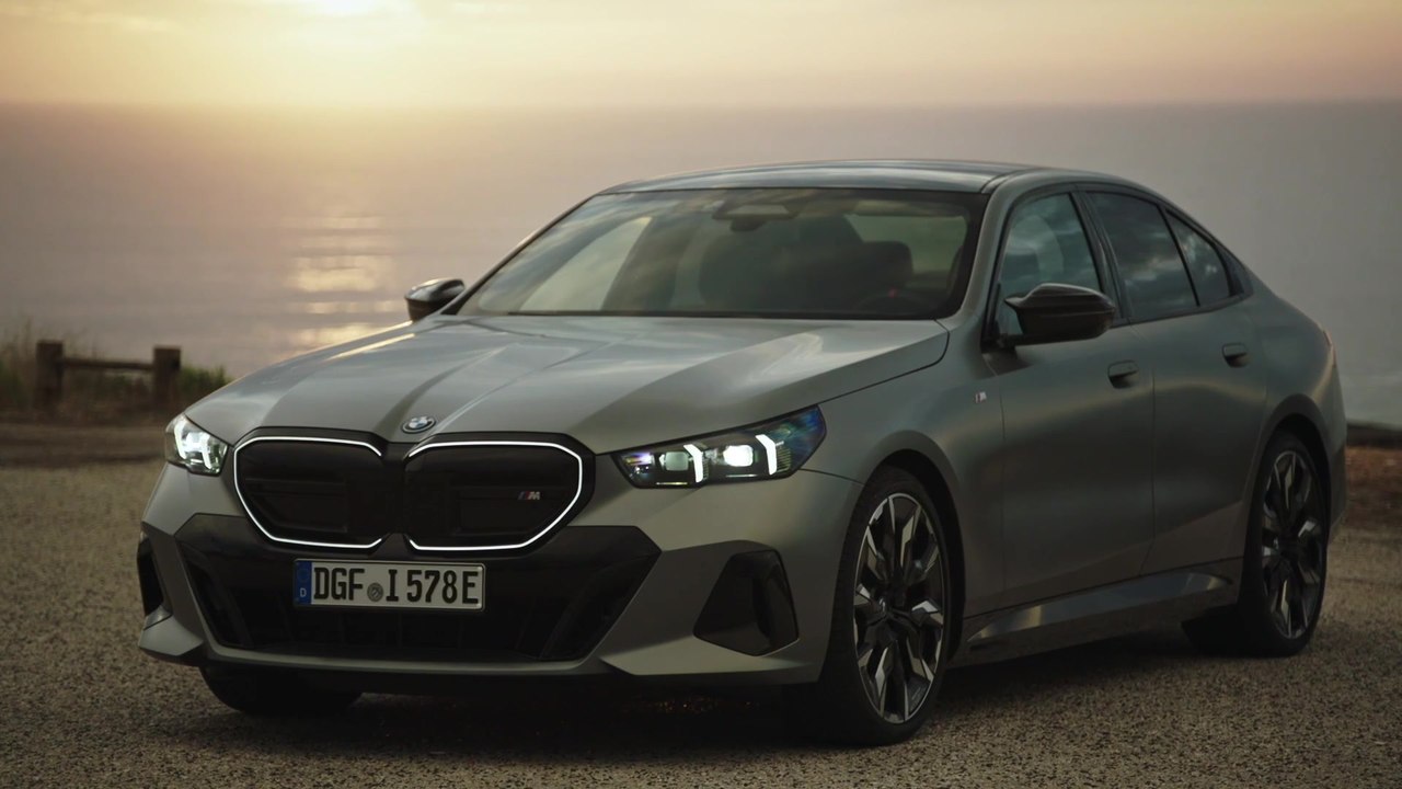 Der neue BMW 5er - Modern gestaltete Front mit nahezu vertikalen Tagfahrlichtikonen und optional beleuchteter BMW Niere