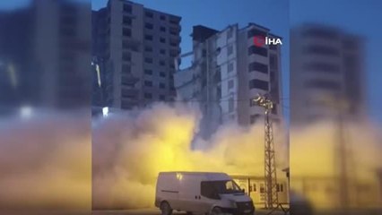 Kepçenin darbesiyle binanın yarısı yıkıldı, yarısı ayakta kaldı