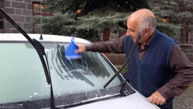 Kars eksi 5 dereceyi gördü, araçların camları buz tuttu