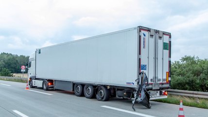 Betrunkener LKW-Fahrer schläft mitten auf Autobahn