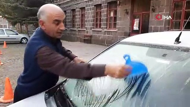 Kars eksi 5 dereceyi gördü, araçların camları buz tuttu