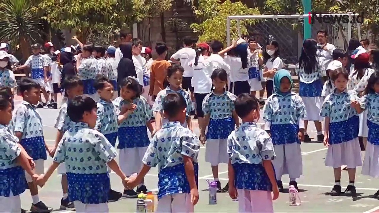 Penasaran Hari Tanpa Bayangan di Sidoarjo, Ratusan Siswa SD Berjemur