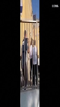 شاهد: وزير الخارجية البريطاني يفر للاحتماء في ملجأ بعد دوي صافرات الإنذار في مستوطنة أوفاكيم
