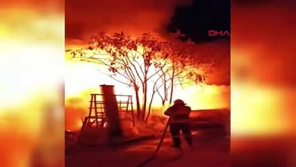 Burdur'da Mahrukatçılar Sitesi'nde Yangın: 30 Ton Tahta Parçası ve Otomobil Yandı