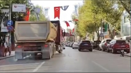 Kadıköy'de hafriyat kamyonu sürücüsünden tehlikeli hareketler
