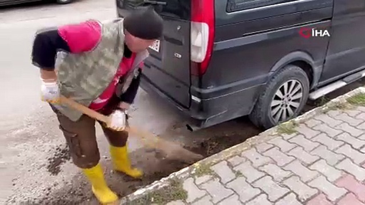 Gönüllü olarak mahalleyi temizliyor: "Sevabına yapıyorum"