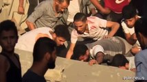 A Gaza si scava tra le macerie dei palazzi distrutti nei raid