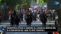 Gigantesca pitada a Sánchez al llegar al desfile del 12-O con gritos de «¡Que te vote Txapote!»