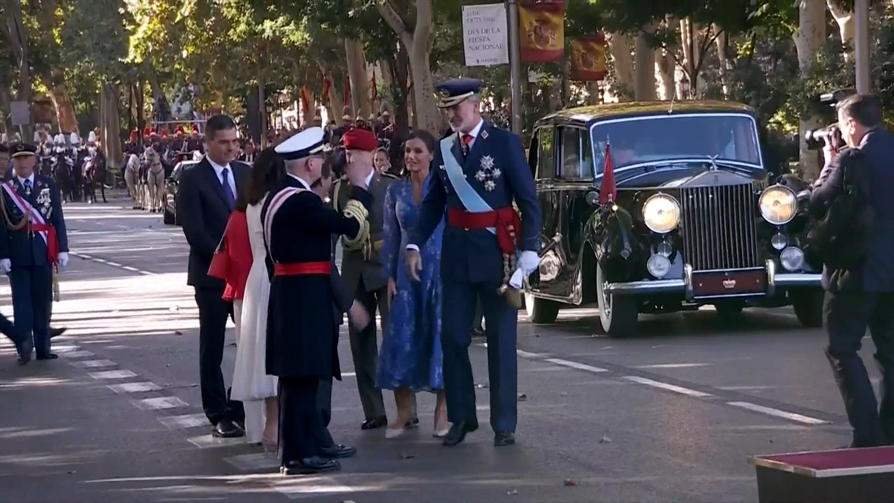 Pedro Sánchez es recibido entre abucheos en el desfile del 12 de Octubre