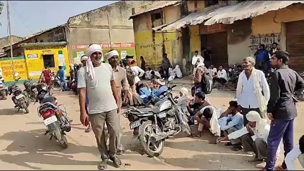 यूरिया के लिए लाइन में लगे किसान, दो बजे बंद कर दिया काउंटर,  किया हंगामा