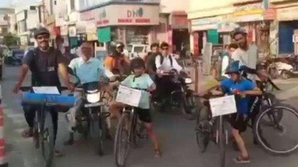 चित्तौड़गढ़: बेटियों के साथ साइकिल पर 37 सौ किलोमीटर की यात्रा, जानिए उद्देश्‍य