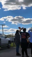 Le vent envoie l'opérateur du manège vers le ciel