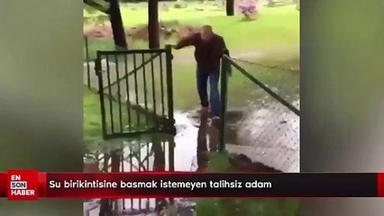 Su birikintisine basmak istemeyen talihsiz adam